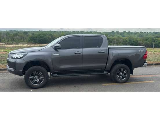 TOYOTA-HILUX-2025