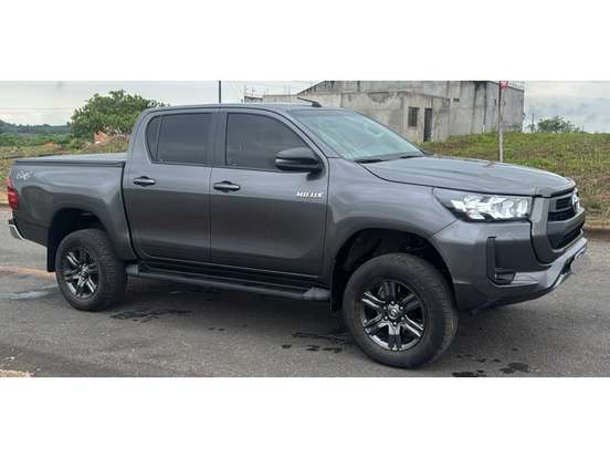 TOYOTA-HILUX-2.8 D-4D TURBO DIESEL CD SR 4X4 AUTOMÁTICO TOYOTA-HILUX-2025