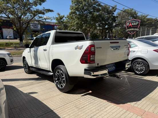 TOYOTA-HILUX-2.8 D-4D TURBO DIESEL CD SRX 4X4 AUTOMÁTICO TOYOTA-HILUX-2021