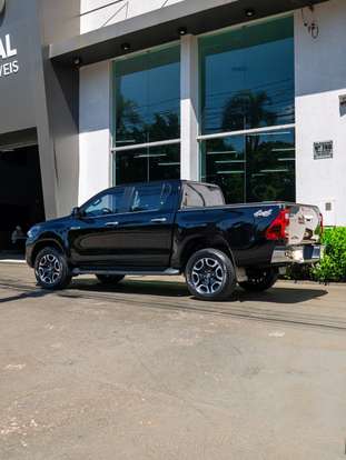 TOYOTA-HILUX-2025