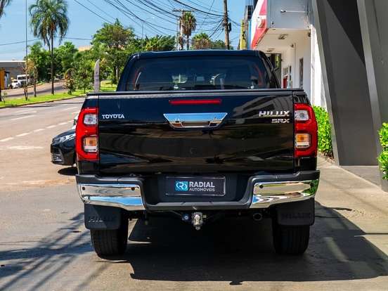 TOYOTA-HILUX-2.8 D-4D TURBO DIESEL CD SRX 4X4 AUTOMÁTICO TOYOTA-HILUX-2025