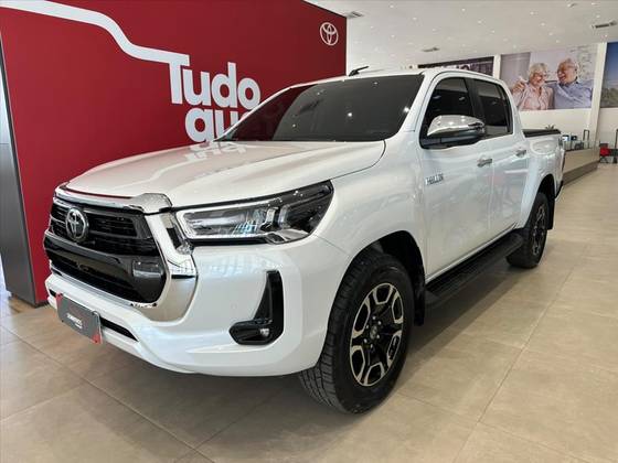 TOYOTA HILUX 2.8 D-4D TURBO DIESEL CD SRX 4X4 AUTOMÁTICO