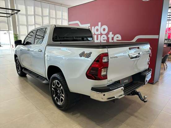 TOYOTA-HILUX-2.8 D-4D TURBO DIESEL CD SRX 4X4 AUTOMÁTICO TOYOTA-HILUX-2025