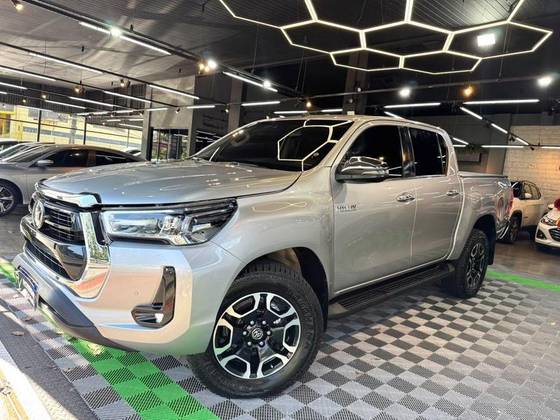 TOYOTA HILUX 2.8 D-4D TURBO DIESEL CD SRX 4X4 AUTOMÁTICO