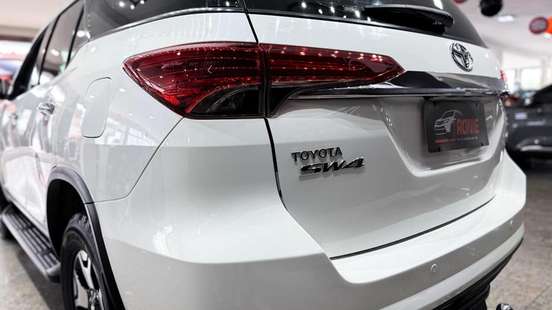 TOYOTA-HILUX SW4-2017