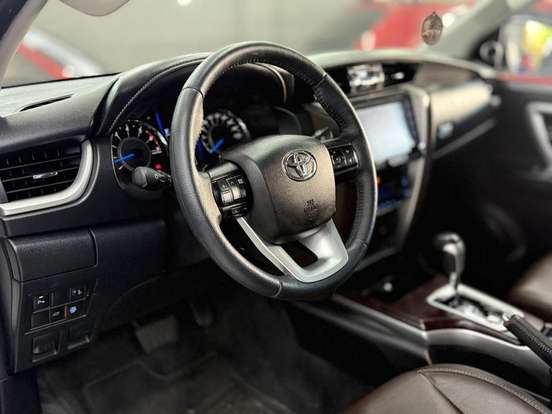 TOYOTA-HILUX SW4-2.7 SRV 7 LUGARES 4X2 16V FLEX 4P AUTOMÁTICO TOYOTA-HILUX SW4-2019