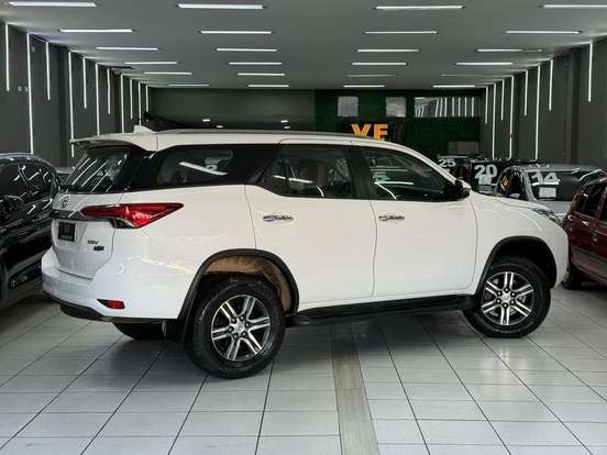 TOYOTA-HILUX SW4-2.7 SRV 7 LUGARES 4X2 16V FLEX 4P AUTOMÁTICO TOYOTA-HILUX SW4-2019