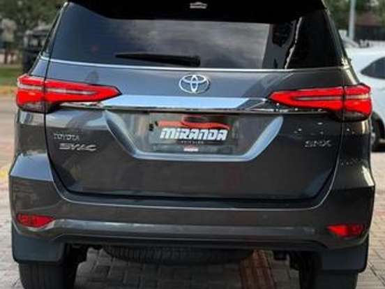 TOYOTA-HILUX SW4-2.8 D-4D TURBO DIESEL SRX 4X4 AUTOMÁTICO TOYOTA-HILUX SW4-2023