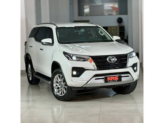 TOYOTA HILUX SW4 2.8 D-4D TURBO DIESEL SRX 7L 4X4 AUTOMÁTICO