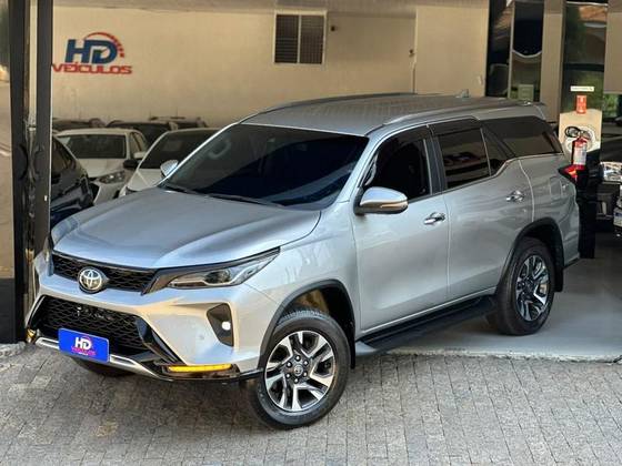 TOYOTA HILUX SW4 2.8 D-4D TURBO DIESEL SRX PLATINUM 7L 4X4 AUTOMÁTICO
