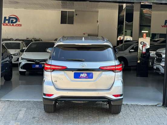 TOYOTA-HILUX SW4-2023
