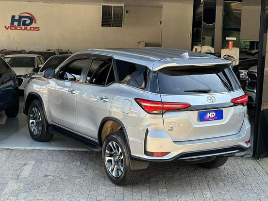 TOYOTA-HILUX SW4-2023
