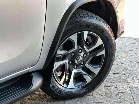 TOYOTA-HILUX SW4-2023