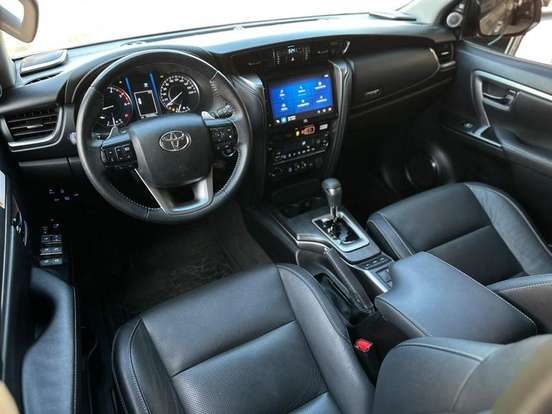TOYOTA-HILUX SW4-2023