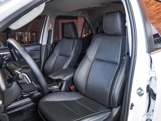 TOYOTA-HILUX SW4-2.8 D-4D TURBO DIESEL SRX PLATINUM 7L 4X4 AUTOMÁTICO TOYOTA-HILUX SW4-2023