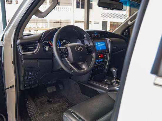 TOYOTA-HILUX SW4-2.8 D-4D TURBO DIESEL SRX PLATINUM 7L 4X4 AUTOMÁTICO TOYOTA-HILUX SW4-2023