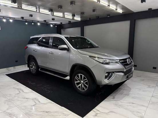 TOYOTA-HILUX SW4-2.8 SRX 4X4 7 LUGARES 16V TURBO INTERCOOLER DIESEL 4P AUTOMÁTICO TOYOTA-HILUX SW4-2019