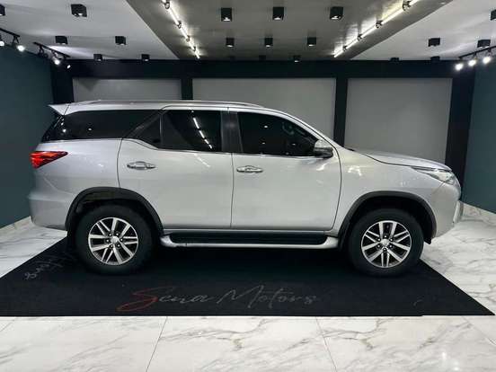 TOYOTA-HILUX SW4-2.8 SRX 4X4 7 LUGARES 16V TURBO INTERCOOLER DIESEL 4P AUTOMÁTICO TOYOTA-HILUX SW4-2019