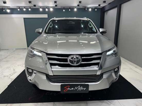 TOYOTA-HILUX SW4-2.8 SRX 4X4 7 LUGARES 16V TURBO INTERCOOLER DIESEL 4P AUTOMÁTICO TOYOTA-HILUX SW4-2019