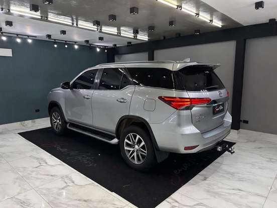 TOYOTA-HILUX SW4-2.8 SRX 4X4 7 LUGARES 16V TURBO INTERCOOLER DIESEL 4P AUTOMÁTICO TOYOTA-HILUX SW4-2019