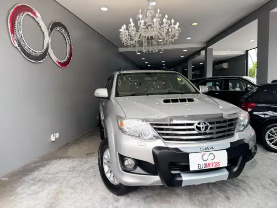 TOYOTA-HILUX SW4-3.0 SRV 4X4 7 LUGARES 16V TURBO INTERCOOLER DIESEL 4P AUTOMÁTICO TOYOTA-HILUX SW4-2012