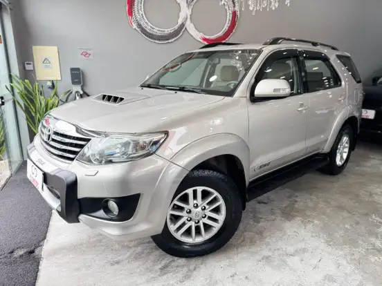TOYOTA-HILUX SW4-3.0 SRV 4X4 7 LUGARES 16V TURBO INTERCOOLER DIESEL 4P AUTOMÁTICO TOYOTA-HILUX SW4-2012