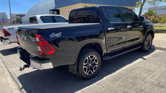 TOYOTA-HILUX-2.8 D-4D TURBO DIESEL CD SRX 4X4 AUTOMÁTICO TOYOTA-HILUX-2020