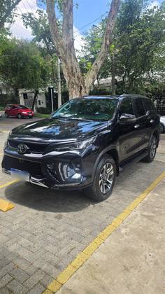 TOYOTA HILUX SW4 2.8 D-4D TURBO DIESEL SRX 4X4 AUTOMÁTICO
