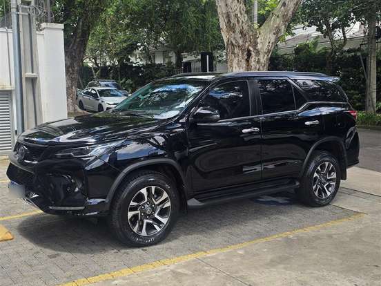 TOYOTA-HILUX SW4-2.8 D-4D TURBO DIESEL SRX 4X4 AUTOMÁTICO TOYOTA-HILUX SW4-2024