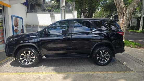 TOYOTA-HILUX SW4-2024