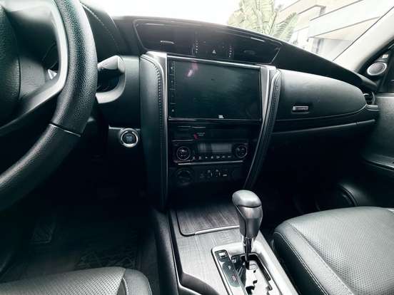 TOYOTA-HILUX SW4-2.8 D-4D TURBO DIESEL SRX 7L 4X4 AUTOMÁTICO TOYOTA-HILUX SW4-2023