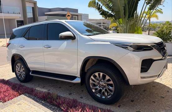 TOYOTA-HILUX SW4-2023