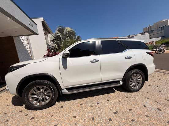 TOYOTA-HILUX SW4-2.8 D-4D TURBO DIESEL SRX 7L 4X4 AUTOMÁTICO TOYOTA-HILUX SW4-2023