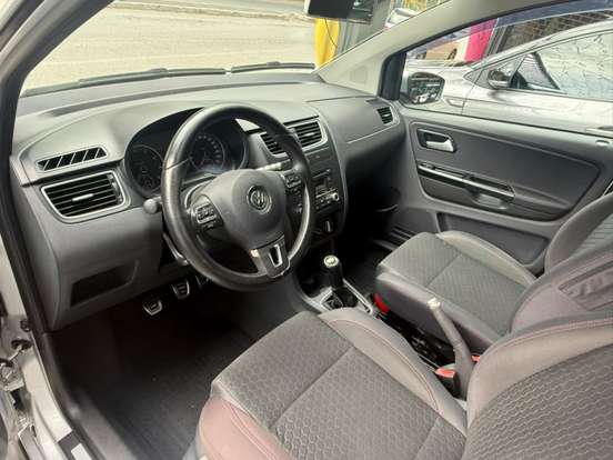 VOLKSWAGEN-CROSSFOX-2012
