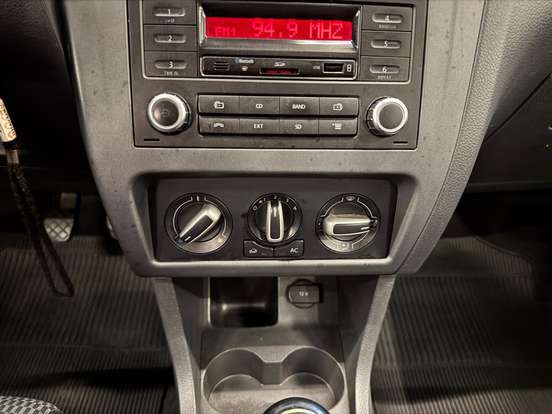 VOLKSWAGEN-FOX-1.6 MI BLUEMOTION 8V FLEX 4P MANUAL VOLKSWAGEN-FOX-2012