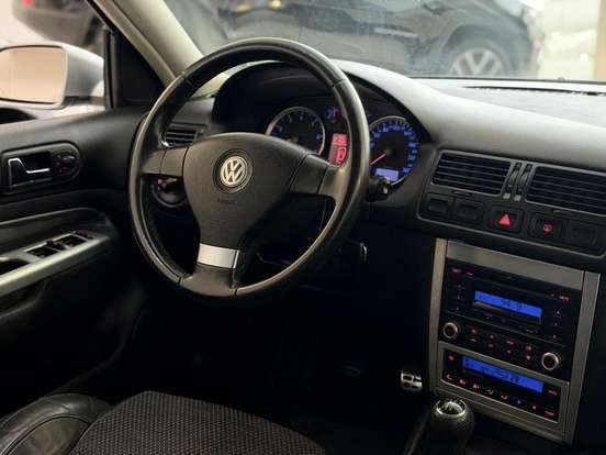 VOLKSWAGEN-GOLF-2011