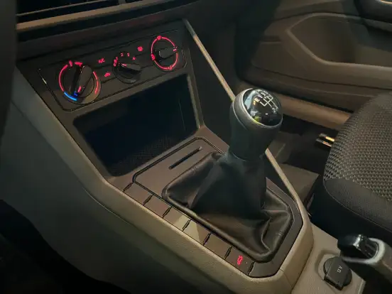 VOLKSWAGEN-POLO-2017