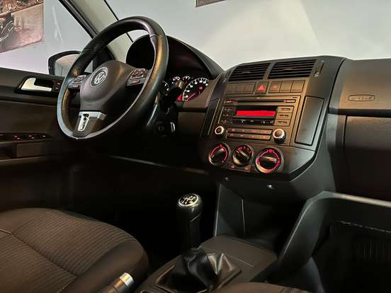 VOLKSWAGEN-POLO-2014