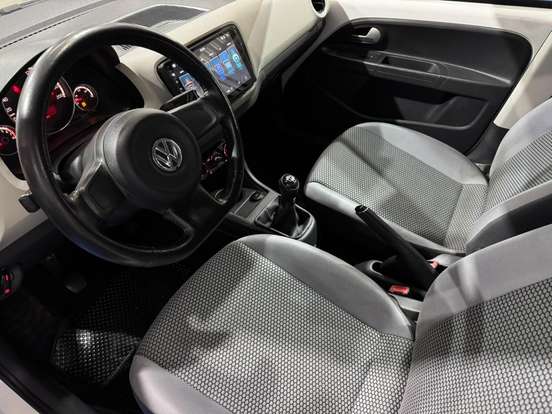VOLKSWAGEN-UP-2015