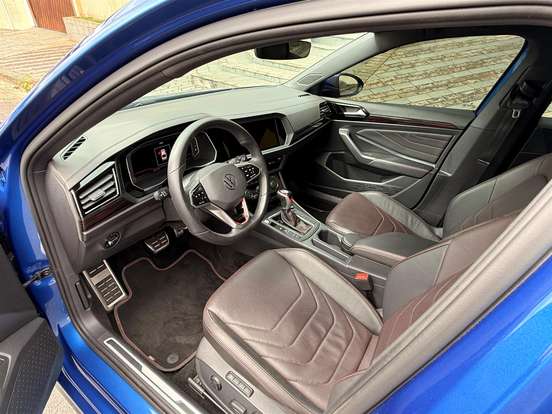 VOLKSWAGEN-JETTA-2023