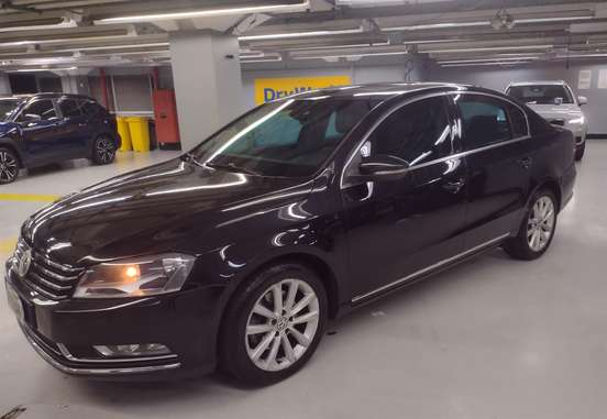 VOLKSWAGEN-PASSAT-2012