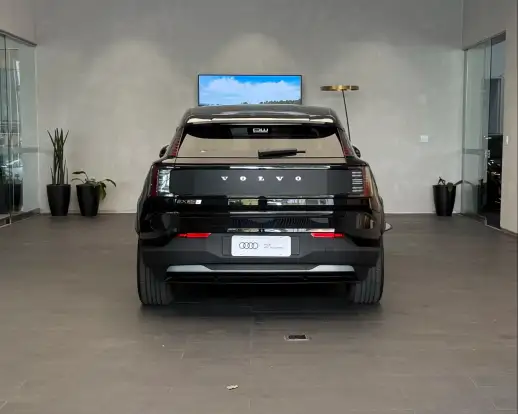 VOLVO-EX30-2025