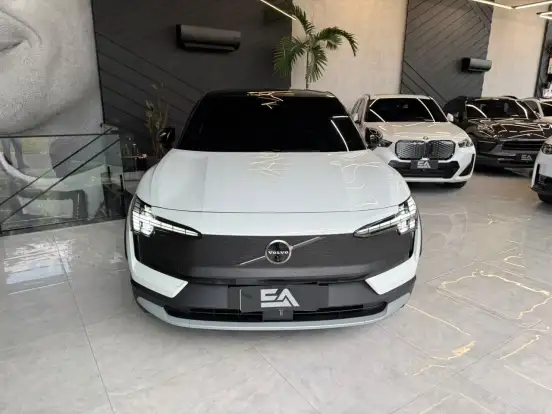 VOLVO-EX30-2025