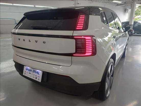 VOLVO-EX30-2024