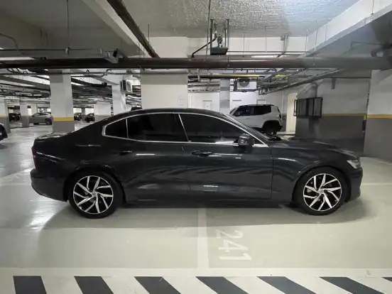 VOLVO-S60-2.0 T4 MOMENTUM GASOLINA 4P AUTOMÁTICO VOLVO-S60-2019