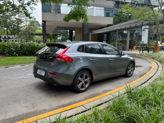 VOLVO-V40-2.0 T4 MOMENTUM GASOLINA 4P AUTOMÁTICO VOLVO-V40-2017