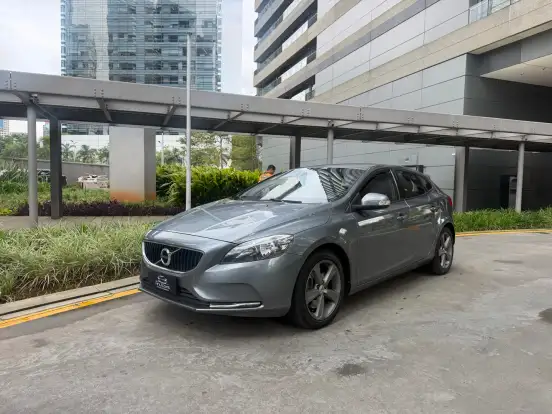 VOLVO-V40-2017