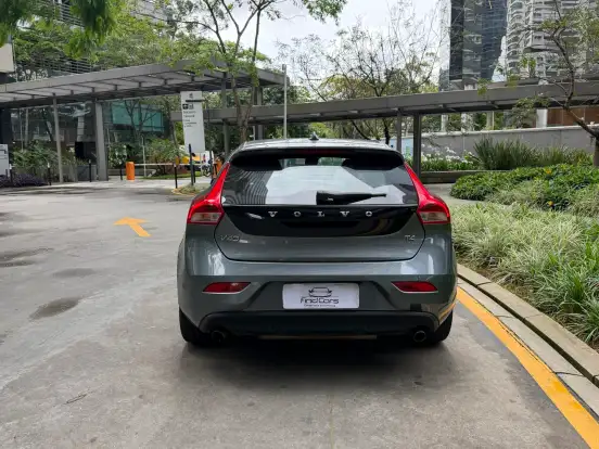 VOLVO-V40-2017