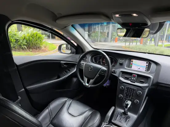 VOLVO-V40-2017