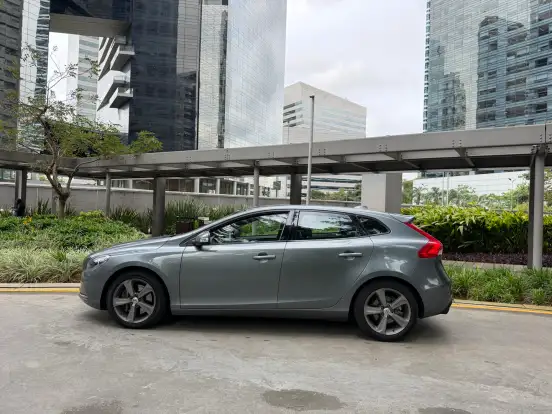 VOLVO-V40-2017